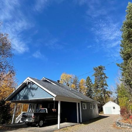Le Chalet Bleu, Aux Pieds Des Monts-Valin Saint-David-de-Falardeau Exterior photo