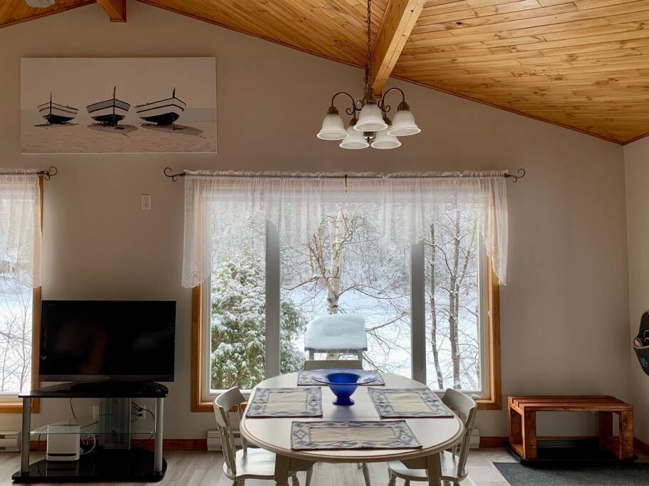 Le Chalet Bleu, Aux Pieds Des Monts-Valin Saint-David-de-Falardeau Exterior photo