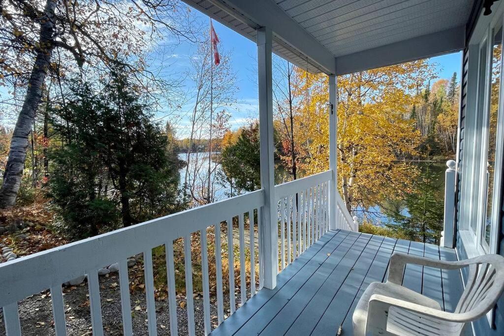 Le Chalet Bleu, Aux Pieds Des Monts-Valin Saint-David-de-Falardeau Exterior photo