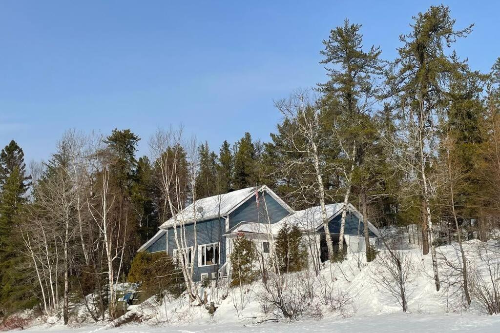 Le Chalet Bleu, Aux Pieds Des Monts-Valin Saint-David-de-Falardeau Exterior photo