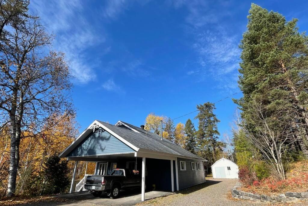 Le Chalet Bleu, Aux Pieds Des Monts-Valin Saint-David-de-Falardeau Exterior photo
