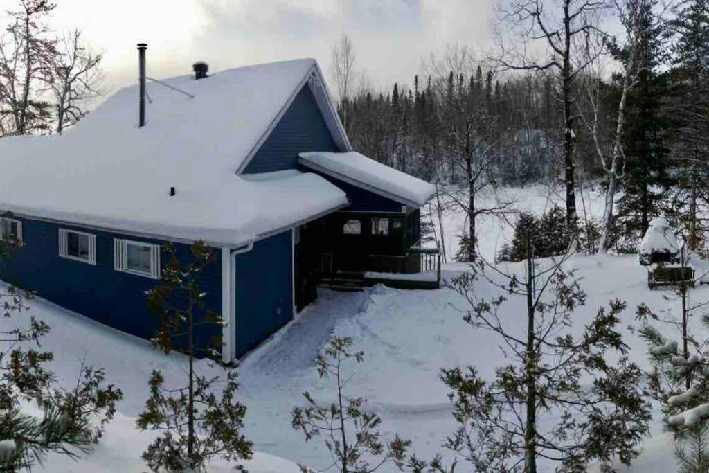 Le Chalet Bleu, Aux Pieds Des Monts-Valin Saint-David-de-Falardeau Exterior photo
